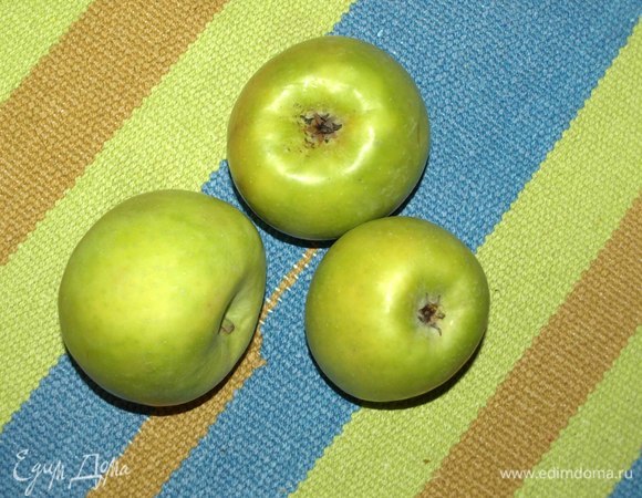 Яблоки хорошо промыть. Удалить плодоножки, семечки.