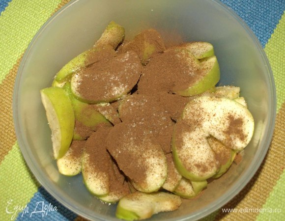 Нарезаем яблоки дольками. Складываем яблочные дольки в пакет или миску. Добавляем сахар, корицу, лимонный сок.