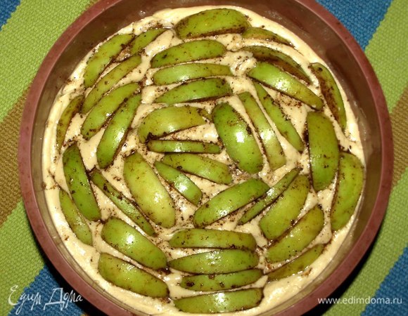 Тесто выкладываем в форму, если необходимо, то форму смазать маслом. У меня форма 22 см. На тесто, вдавливая, выкладываем яблочные дольки.