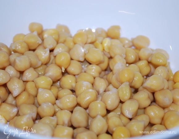 Возьмите 200 г готового (отварного) нута.