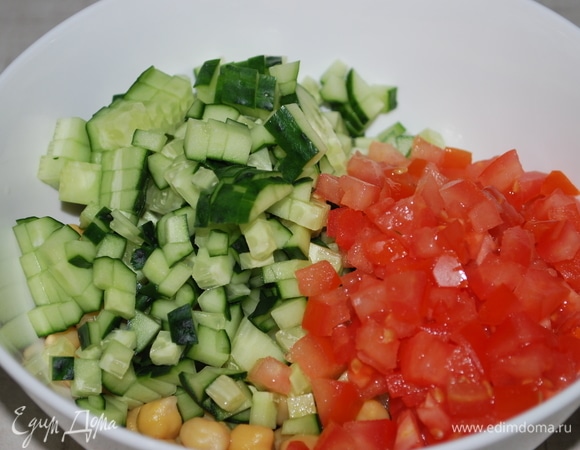 Огурец и помидор мелко нарежьте.