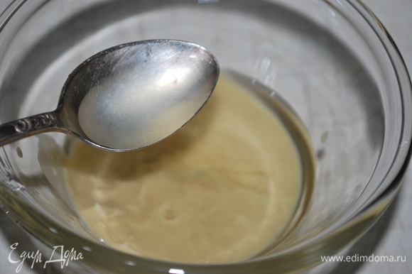 Сделайте заправку из пасты тахини, растительного масла, лимонного сока и щепотки сахара (по вкусу).