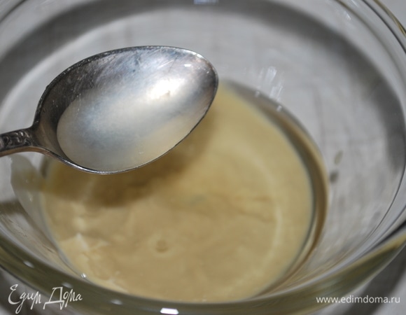 Сделайте заправку из пасты тахини, растительного масла, лимонного сока и щепотки сахара (по вкусу).