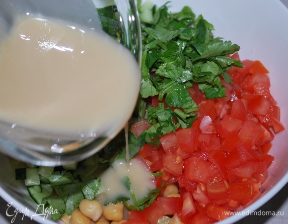 Добавьте заправку к нуту и овощам, положите туда же свежую кинзу, перемешайте. Добавьте свежемолотый черный перец и соль по вкусу. Салат готов.