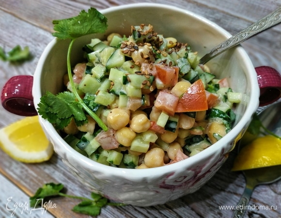 Я посыпала салат обжаренным кунжутом. Приятного аппетита.