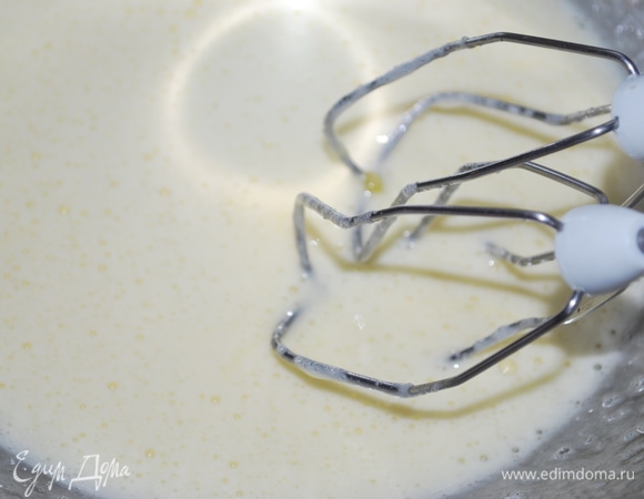 Взбейте сахар с яйцом.
