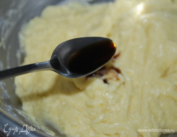 Добавьте в тесто чайную ложку ванильного сиропа.