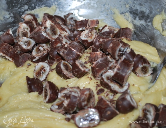 Карамель в шоколаде нарежьте на маленькие кусочки и добавьте в тесто.