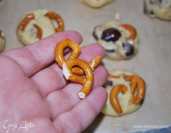 Разломайте брецели на кусочки (у меня покупные брецели с солью).