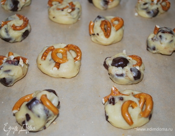 И кусочки кренделя воткните в тесто, у меня на это ушло 7–8 штучек. Выпекайте печенье в разогретой духовке при 170°C примерно 15–20 минут.