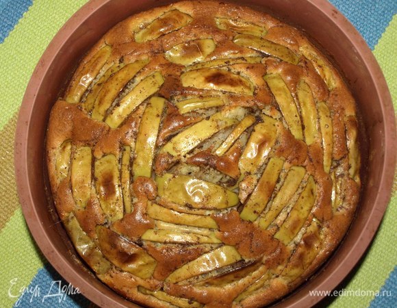 Отправляем в заранее разогретую до 180ºС духовку на 1 час. Готовность проверить бамбуковой палочкой. Если палочка сухая, то пирог готов. Достать готовый пирог из духовки. И дать ему полностью остыть.