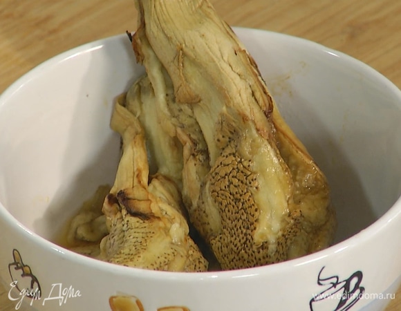 Баклажаны целиком запечь в разогретой духовке, так чтобы они стали мягкими, затем очистить от кожуры.