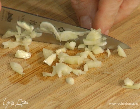 Весь чеснок почистить и мелко порубить.