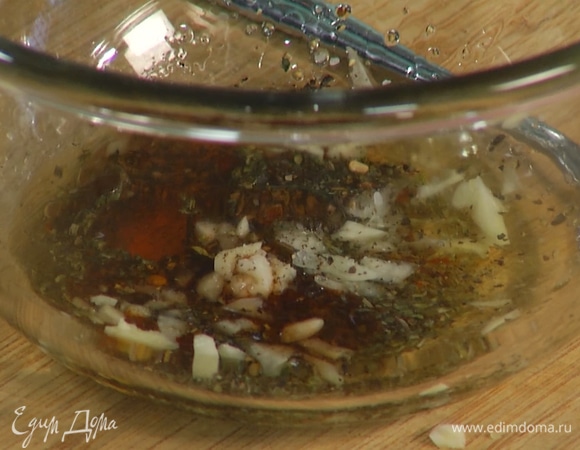 Приготовить маринад: в глубокую миску всыпать прованские травы, паприку и перец чили, добавить половину измельченного чеснока, влить растительное масло и уксус, посолить, поперчить и перемешать.