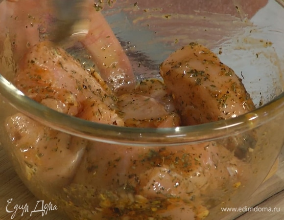 Куриное филе нарезать на небольшие куски, выложить в маринад и перемешать.