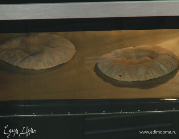 Питы уложить на выстеленный бумагой для выпечки противень и подогреть в духовке.