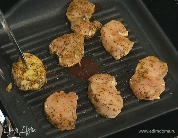 Разогреть сковороду-гриль и обжаривать куриное филе с каждой стороны по 3–4 минуты.