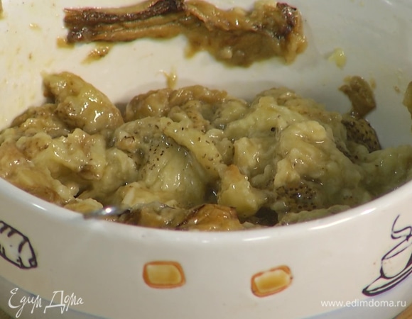 Приготовить бабагануш: к мякоти баклажанов добавить пасту тахини, оставшийся измельченный чеснок, влить 1 ст. ложку оливкового масла, 1 ст. ложку лимонного сока, посолить, поперчить и перемешать.