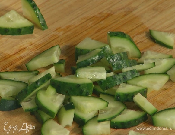 Огурец и помидоры черри мелко нарезать.