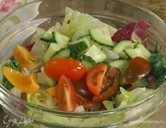 Салатный микс заправить оставшимся оливковым маслом и лимонным соком, посолить и поперчить, затем добавить огурцы и помидоры, все перемешать.