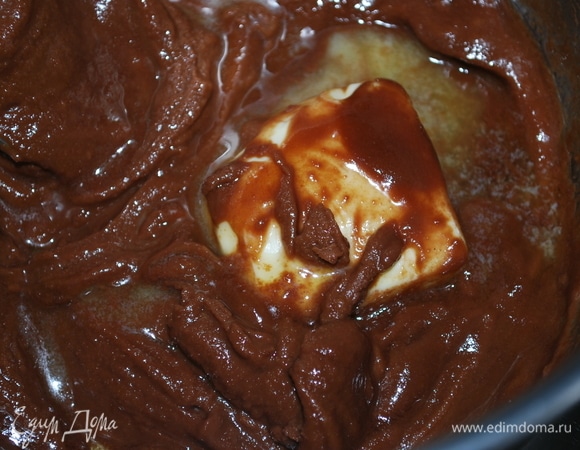 Шоколад растопите (я это сделала в микроволновой печи), добавьте к шоколаду сливочное масло.