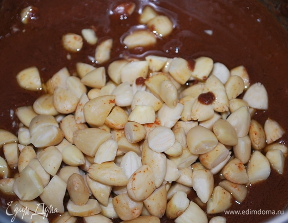 Добавьте миндаль, нарезанный на крупные кусочки.