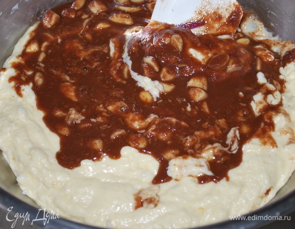 Соедините мучную смесь с шоколадом и миндалем. Добавьте соль (по желанию). Все хорошо перемешайте.