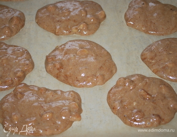 Выпекайте печенье в разогретой духовке при 170°C примерно 20–25 минут до готовности.