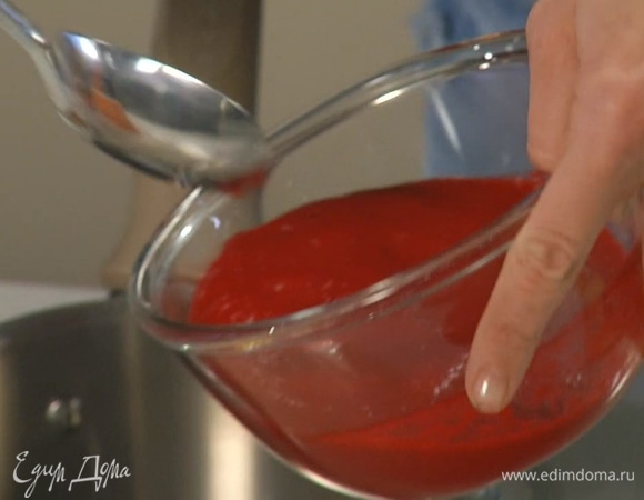 Взбить 350 г малины в пюре, затем протереть через сито.