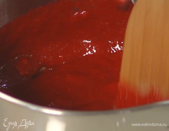 Половину пюре выложить в сотейник, добавить агар-агар и, помешивая, прогреть смесь практически до кипения, затем снять сотейник с огня, вмешать оставшееся пюре и переложить все в холодную миску.