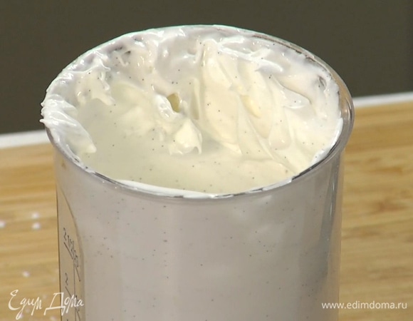 К двум яичным белкам добавить зерна ванили и взбить блендером с насадкой-венчиком в белую, плотную пену, затем, не выключая блендера, в несколько приемов добавить сахарную пудру и продолжать взбивать, пока не получится светлая, блестящая масса.