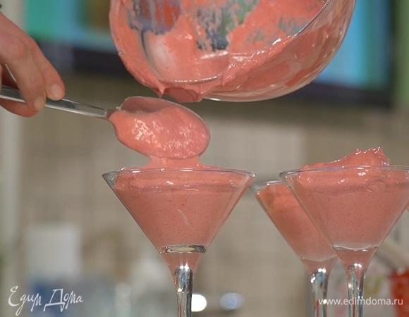 Разложить мусс в формы для десерта и поставить в холодильник на час.