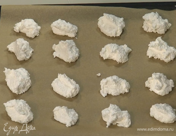 Ложкой сформировать печенье и выложить на противень, выстеленный пергаментом. Выпекать в разогретой духовке 15 минут.