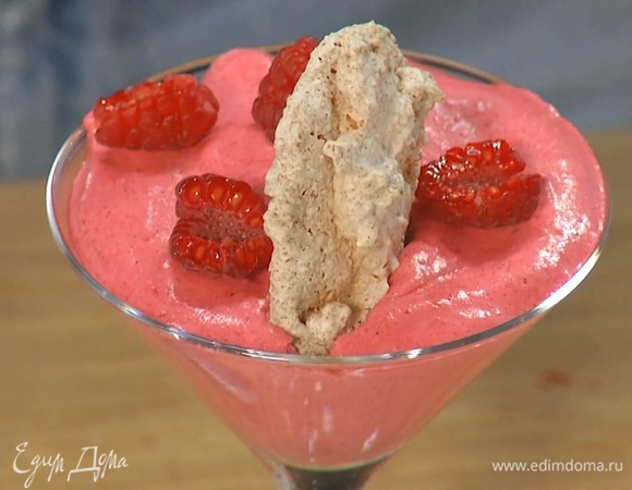 Охлажденный мусс украсить оставшейся малиной, сверху вставить печенье.