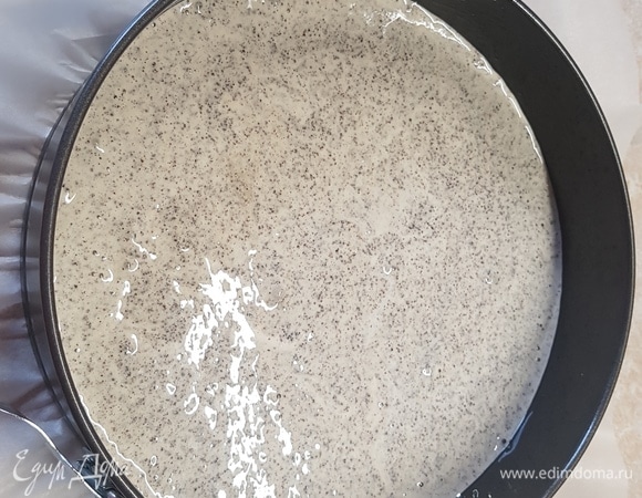 Для бисквита надо сначала перемолоть мак, соединить его с мукой. Яйца разделить на желтки и белки. Белки взбить с сахаром до пиков, потом ввести аккуратно взбитые желтки и муку с маком. Аккуратно все перемешать, вылить в форму для выпечки. Выпекать 30 минут при  180°C.