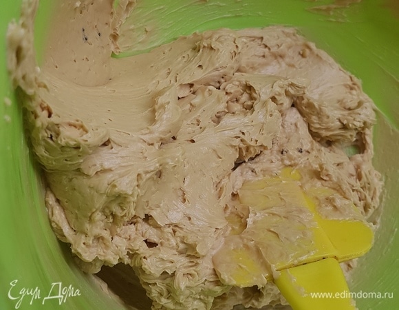 Для крема взбить вареное сгущенное молоко со сливочным маслом комнатной температуры до однородности.