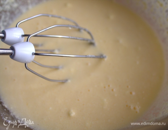 Взбить венчиком или миксером.