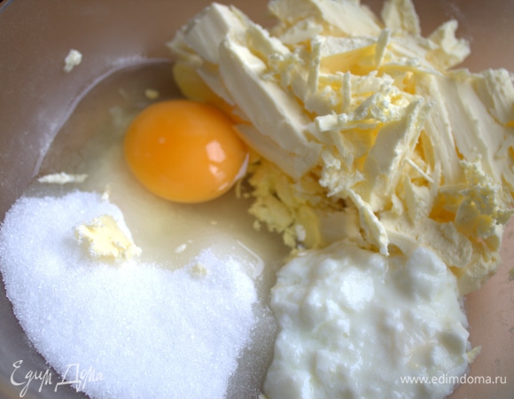 Смешать масло, яйцо, сметану (или простоквашу), сахар и ваниль.