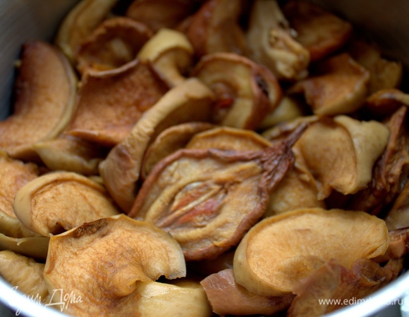 Для начинки замочить яблоки и груши, засушенные на ночь.