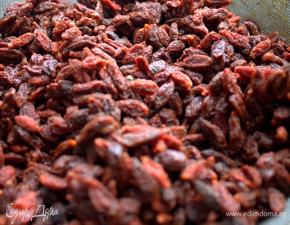 Промыть ягоды годжи или изюм, отжать вместе с сухофруктами.