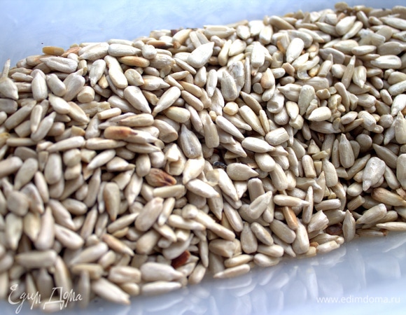 Обжарить семечки или орехи.