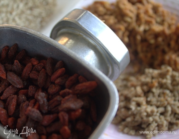 Смолоть через мясорубку.