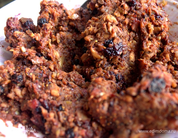 Смешать начинку. Сахар не добавляла.