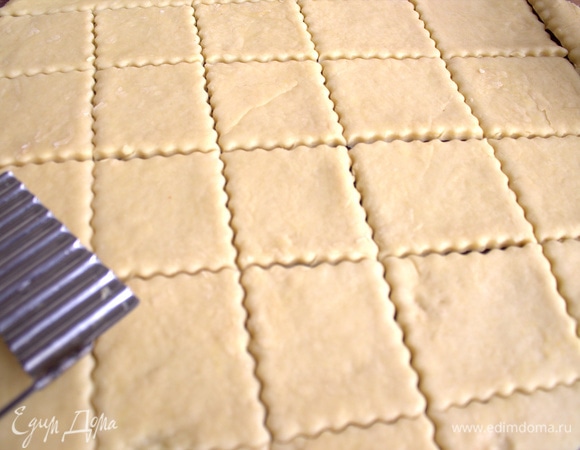 Тесто раскатать, нарезать на ромбы или квадратики.