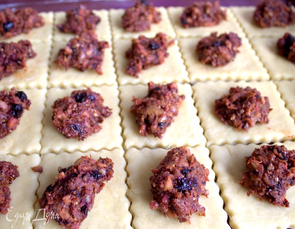 Нанести по ложечке начинки.