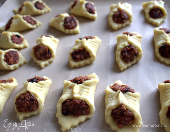 Защипать, прижать вилкой.