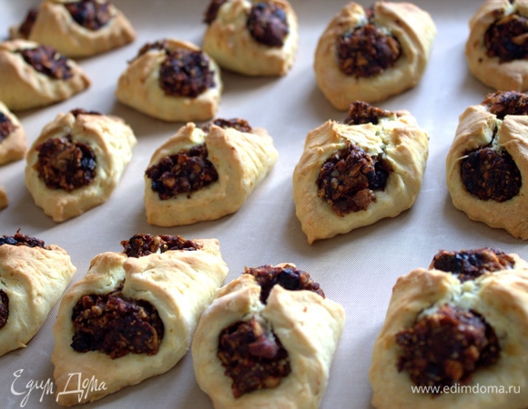 Горячее перенести, оно крохкое и мягкое, потом окрепнет.