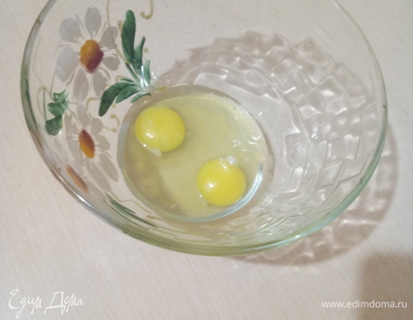 2 яйца смешать с сахаром.