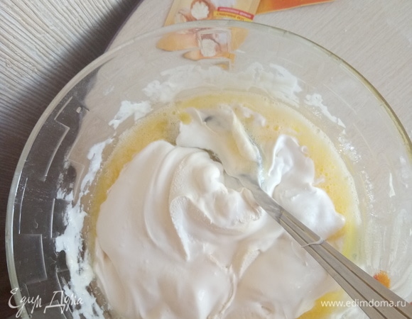 Добавляю сметану, смешиваю. Добавляем мед и ставим на водяную баню, разогревая до растворения ингредиентов. Добавим соду в смесь. Слегка охладим.