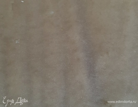 Добавляя муку, постепенно замешиваем пластичное тесто. Делим на части и раскатываем еще теплыми тонкими коржами прямо на листе. Выпекаются быстро: 1 корж 1,5 минуты при 180°C.